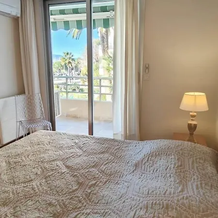 50 M Cocoon Of With A Common Shared Pool Apartmán *