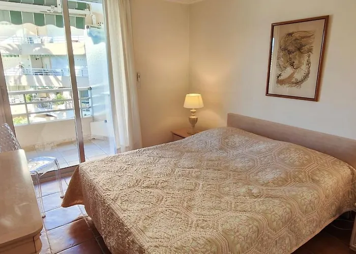 50 M Cocoon Of With A Common Shared Pool Saint-Raphaël