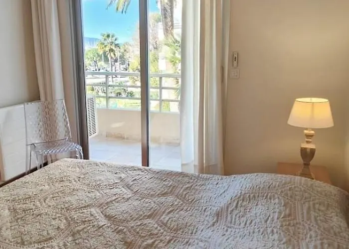 50 M Cocoon Of With A Common Shared Pool Apartmán *